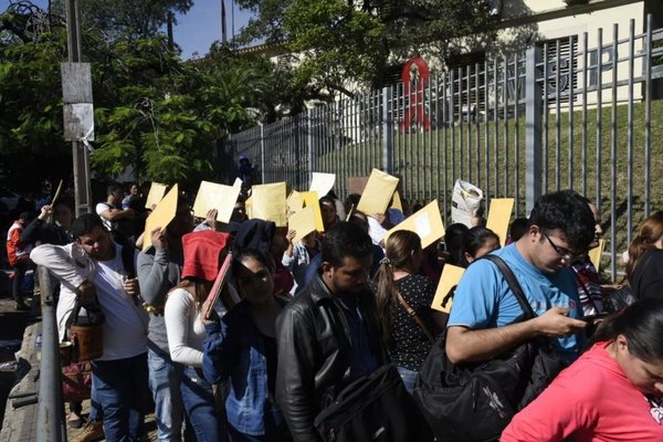Cientos buscan un puesto en Atención Primaria de la Salud | Paraguay en Noticias