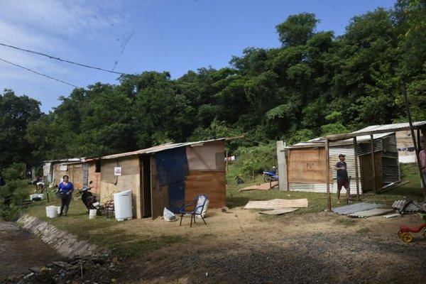 Unas 90 familias se instalaron en el cerro - Nacionales - ABC Color