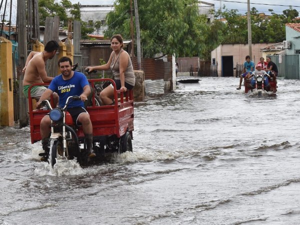 Con promesas de soluciones definitivas, Gobierno busca calmar a inundados | Paraguay en Noticias