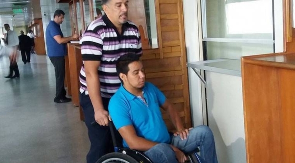 Víctima de gatillo fácil denuncia abandono y sufre por la crecida | Paraguay en Noticias 