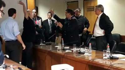 Otra más de Payo, arrojó vasos y botellas de agua al comandante de la Policía » Ñanduti