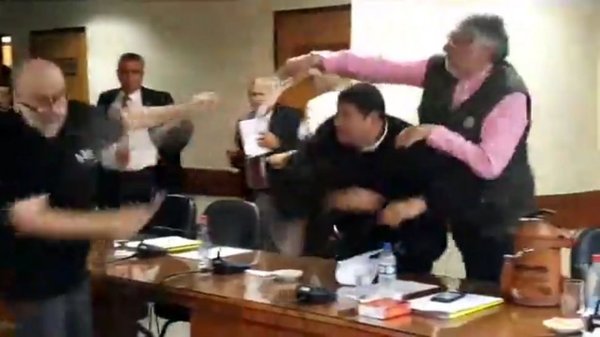 Vergonzosa pelea en Senado – Prensa 5