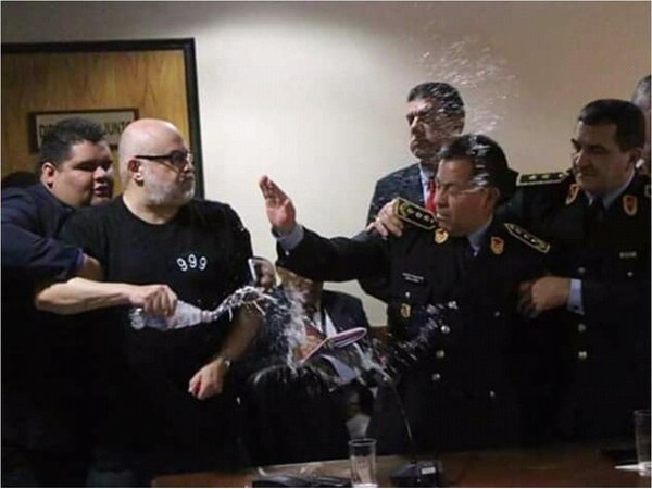 Payo enloqueció y agredió a todos