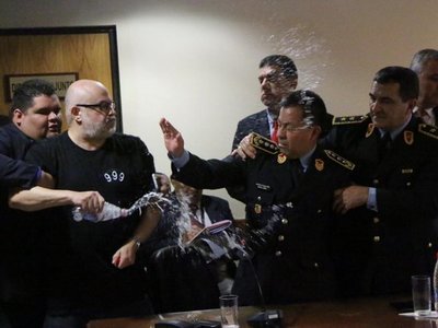 Paraguayo Cubas derrama agua a senador, a ministro y a comandante
