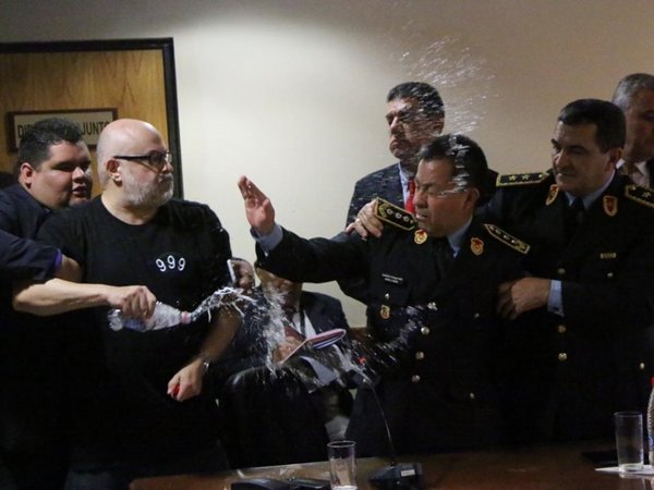 Paraguayo Cubas derrama agua a senador, a ministro y a comandante