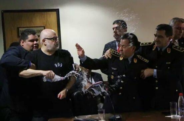 HOY / Payo derrama agua a ministro, comisarios y a Lugo: nivel de 'raye' pasó de verbal a físico