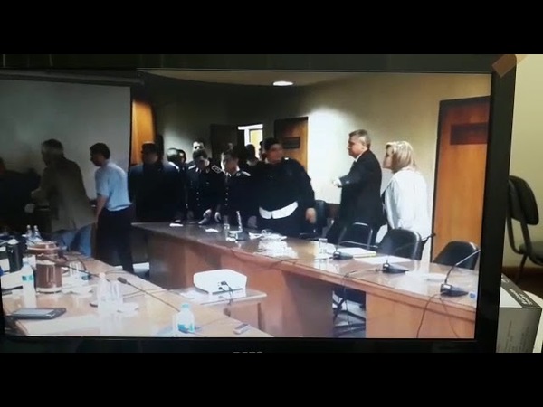 Paraguayo Cubas derrama agua a Lugo, a ministro y a comandante