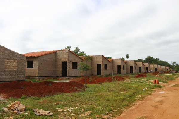 Gobierno anuncia construcción de 5.000 viviendas para familias de los bañados | .::Agencia IP::.