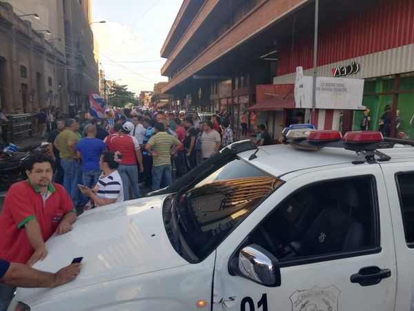 Choferes de la Línea 18 se manifiestan frente al JEM | Paraguay en Noticias