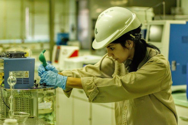 Primera mujer en 40 años en convertirse gerenta de planta alcoholera » Ñanduti
