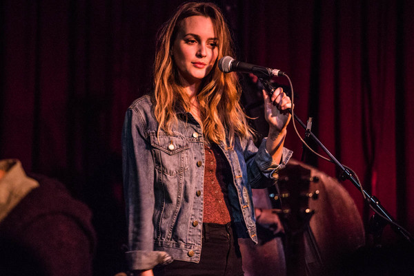 Leighton Meester realiza cover de The Cardigans