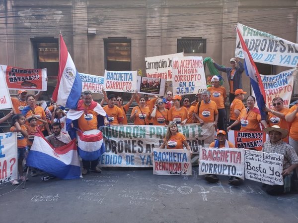 Arrojan agua a Enrique Bacchetta en escrache frente al JEM