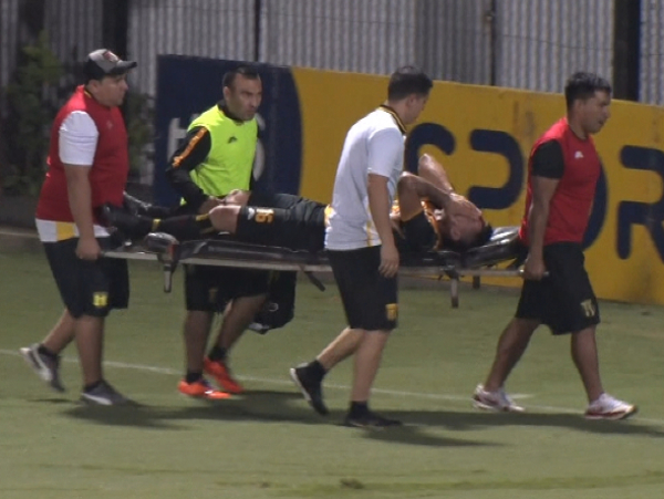 Después de la falta, Wilson Leiva ya mostró signos de mucho dolor
