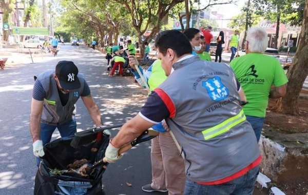 Funcionarios administrativos de la Muni limpian calles de Asunción | Paraguay en Noticias
