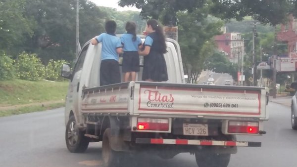 Niños viajan fuera del vehículo - Cronicas Ciudadanas - ABC Color