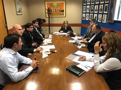 Mesa de trabajo para impulsar visa estudiantil