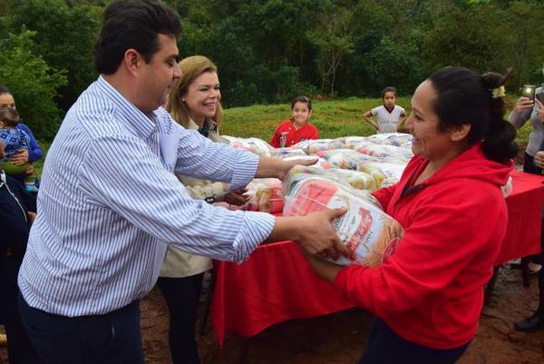 El municipio de CDE adm Sandra Zacarias inicia asistencia en los barrios bajos ante crecida del río Paraná. - Churero.com