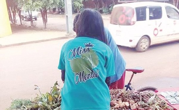 “Miss Menta’i” avisó que hará sorteo de yuyos