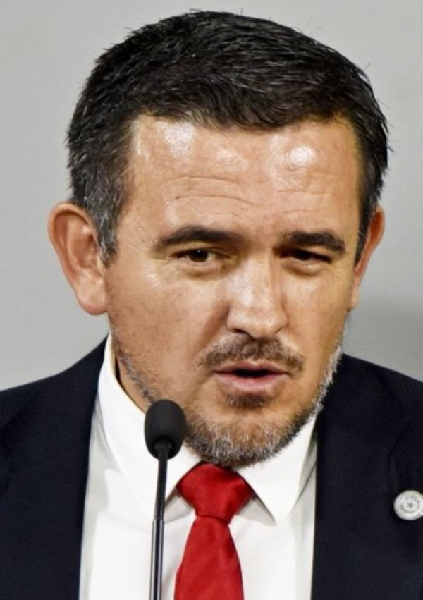 Petta anuncia la cobertura de 5.800 puestos docentes - Edicion Impresa - ABC Color