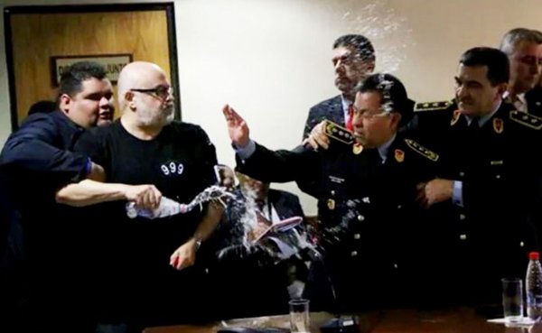 Vuelan objetos y chorros de agua en escandalosa reunión en el Senado - Edicion Impresa - ABC Color