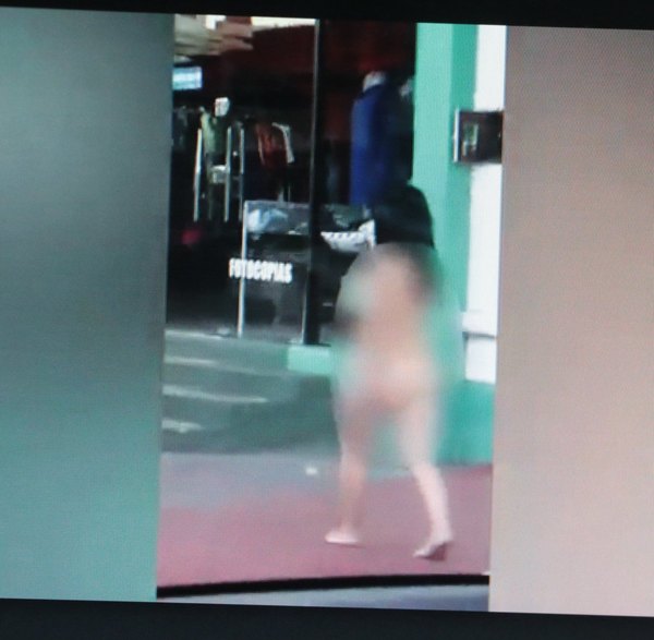 Una doña ojepasea en disfraz de “Eva”