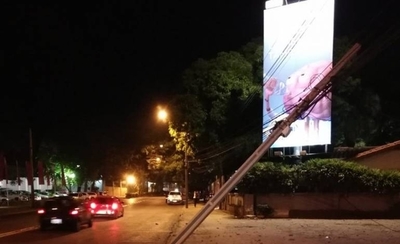 HOY / Camioneta derribó columna cerca del Centenario y terminó contra un árbol