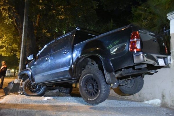 Chofer salva su vida tras aparatoso accidente - Nacionales - ABC Color