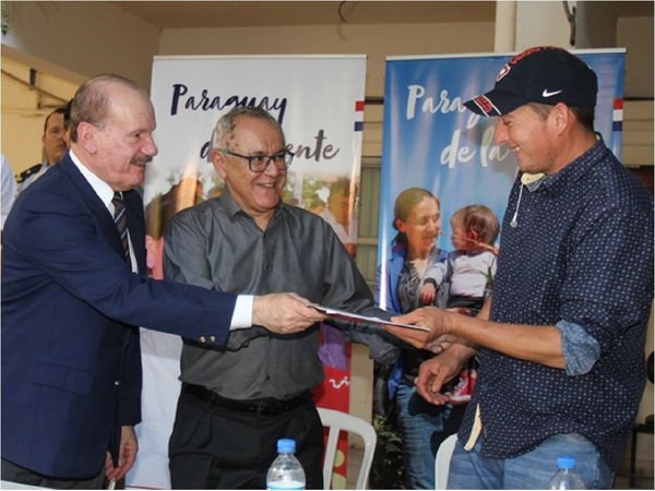 Gobierno cede 135 hectáreas a campesinos en Itapúa | Paraguay en Noticias