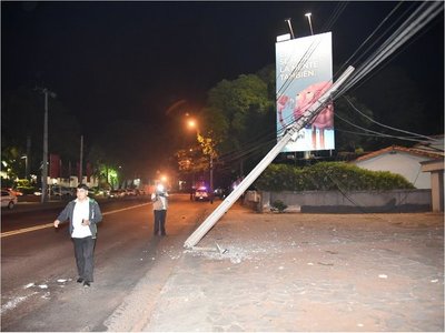 Conductor queda herido tras chocar contra una columna de la ANDE