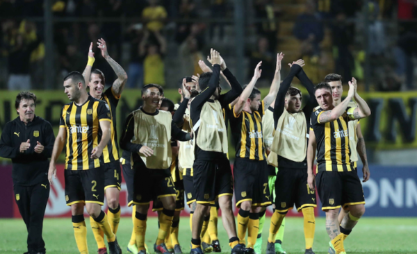 HOY / Peñarol se acerca a los octavos de final y hunde a Liga de Quito