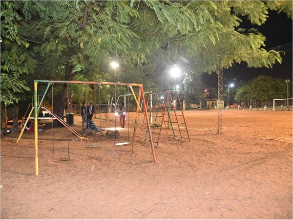 En Barrio Obrero custodian plaza para evitar ingreso de damnificados | Paraguay en Noticias