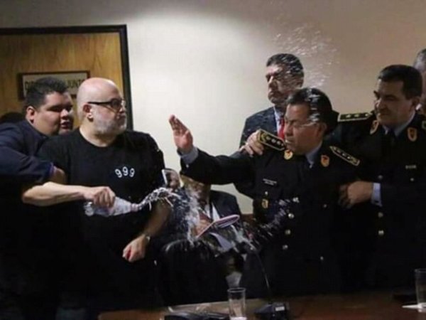 Payo: "Esperando la anunciada querella por la ducha gratis"