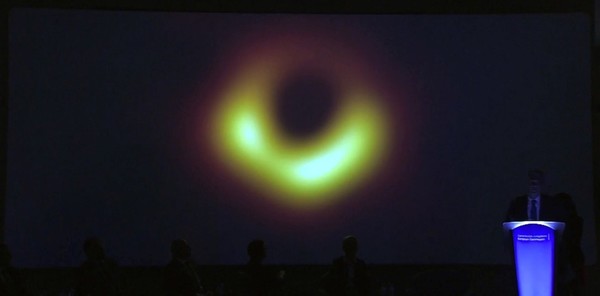 Revolución en Astrofísica Logran por primera vez una foto de un agujero negro » Ñanduti