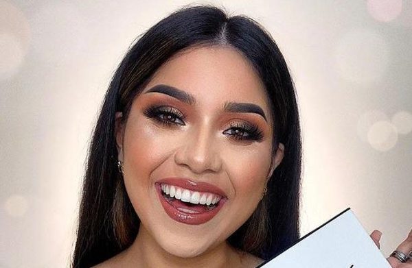 Vlogger crea su marca makeup