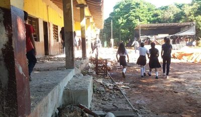 Alumnos dan clases en el patio bajo árboles y carpas