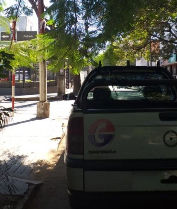 Vehiculo del Estado cubre rampa y franja - Cronicas Ciudadanas - ABC Color