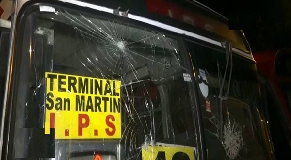 HOY / Vándalos dañaron 65 buses: "Nos preocupa la vida de los pasajeros"