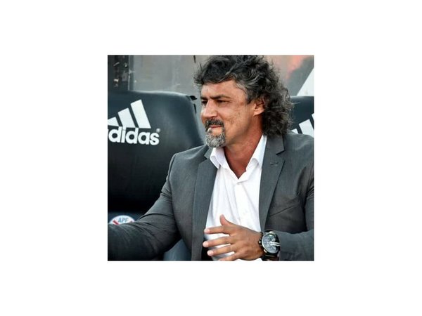 Leonel Álvarez se fue sin pagar su cuenta en sastrería Robert