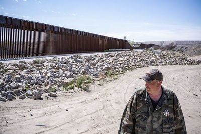 En la frontera EEUU-México, una milicia patrulla hasta que “el muro esté construido”