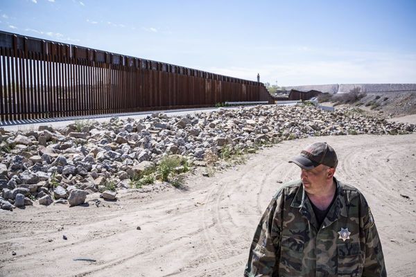 En la frontera EEUU-México, una milicia patrulla hasta que “el muro esté construido”