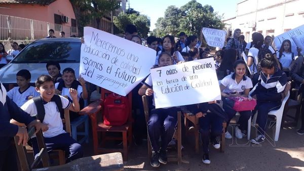 Estudiantes exigen al MEC terminar obra abandonada en San Pedro | Paraguay en Noticias