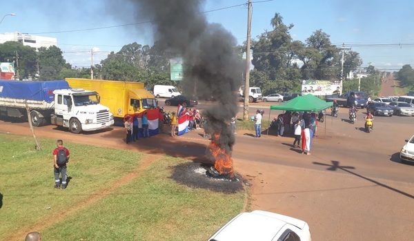 Bloquean ruta en respaldo a Payo Cubas