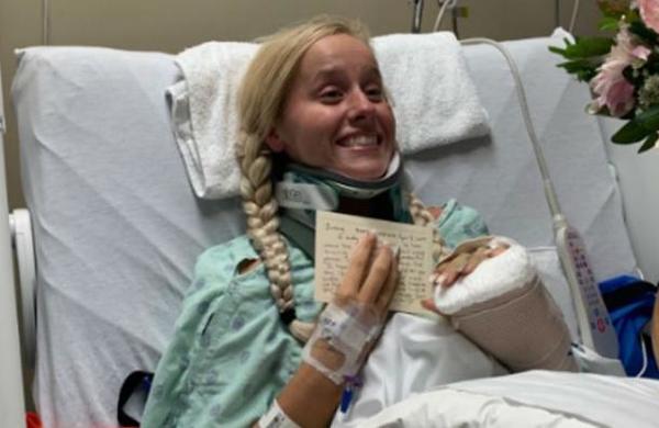 Taylor Swift sorprende en el hospital a una fan que sufrió un grave accidente de automóvil - C9N