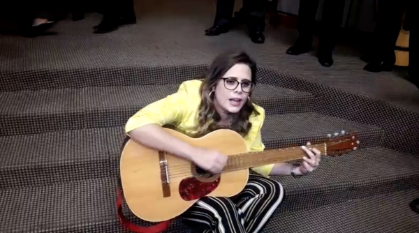 VIDEO| Kattya hizo una peña mientras esperaba inicio de sesión en Diputados | Paraguay en Noticias