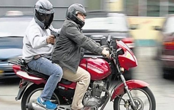 HOY / Número de chapa en cascos  para 'desenmascarar' a los  motochorros, proponen