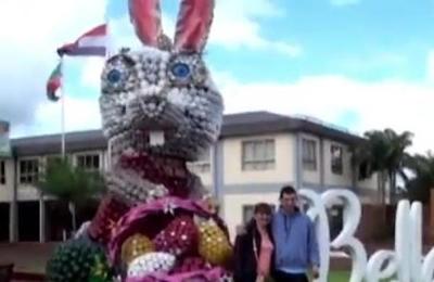 Conejo de Pascua Gigante adorna sede de la comuna de Bella Vista - C9N