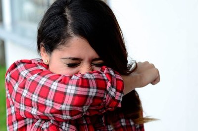 AL TOSER O ESTORNUDAR, USÁ LA PARTE INTERNA DEL BRAZO, NO LAS MANOS
