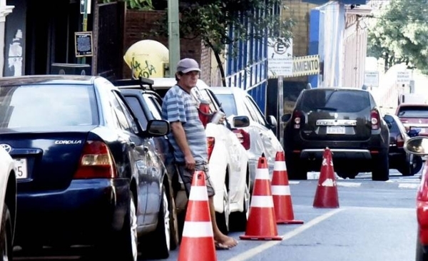 Jefe policial promete acción: Nadie está obligado a dar ni un guaraní a cuidacoches | Paraguay en Noticias