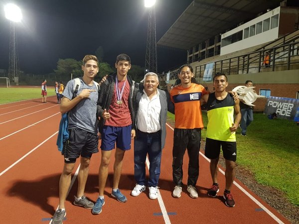 Con championes prestados, jóvenes atletas se destacan en torneos