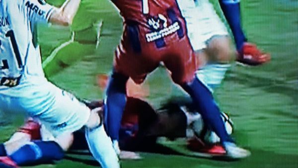 Amorebieta, retirado en ambulancia